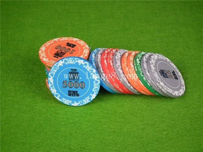 Đại diện Báo OK9 Cab - Công ty Duy Lợi trao 50 triệu đồng cho 10 ngư dân Đà Nẵng đi trên tàu cá ĐNa 90152TS. Ảnh: L.V.
